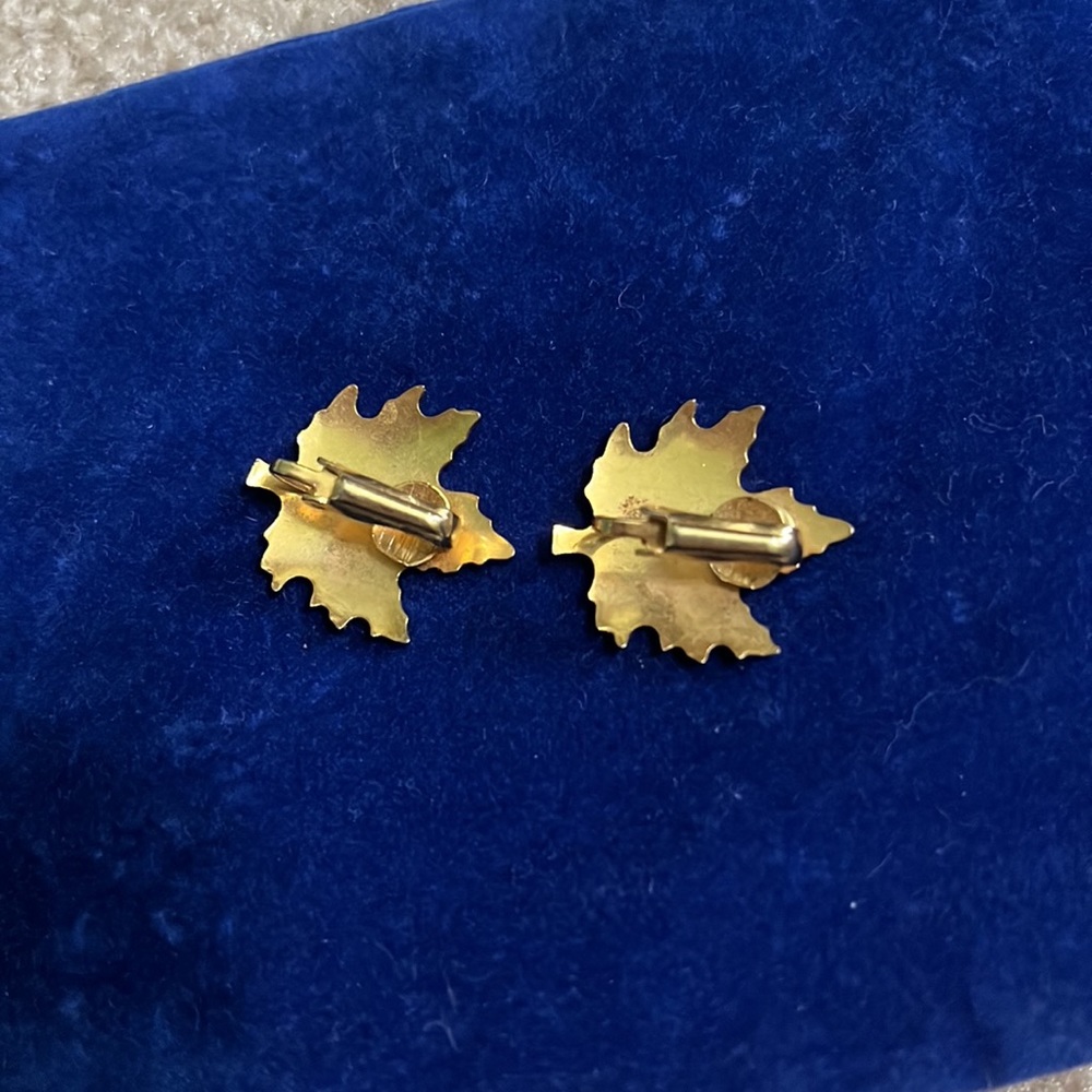 Vintage gold tone fall leaf clip on earrings - Picture 2 of 3